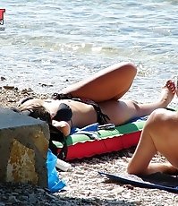 Sexy bikini is off for hot nude show
