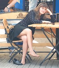 Babes' in golfs upskirt views get voyeured